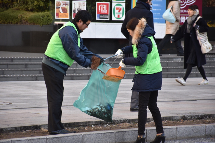 第101回清掃活動　横浜駅西口　ごみ拾い